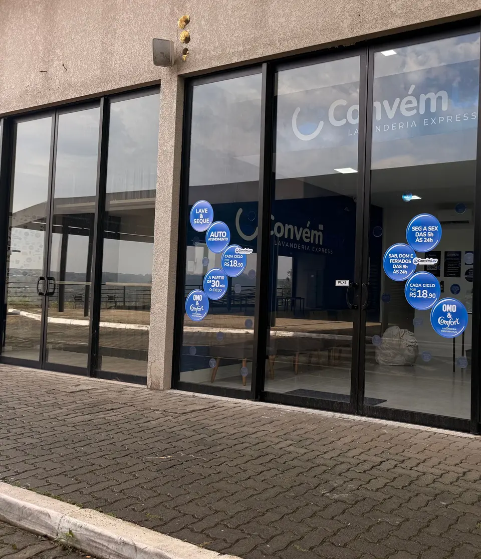 Fachada da Convém Lav, lavanderia self service no prédio da Bluefit em Cotia
