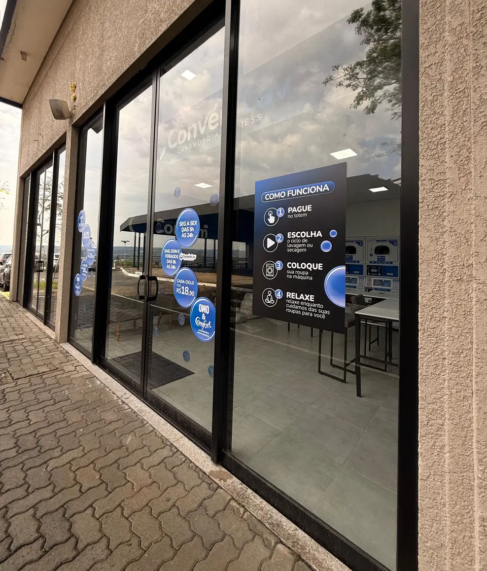 Vitrine da Convém Lav com o cartaz Como funciona: pague, escolha, coloque e relaxe